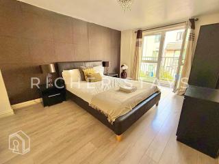 Modern 4BR Home in Grays - 0