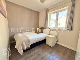 Modern 4BR Home in Grays - 5