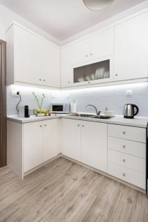 Stylish Renovated 2BR Near Metro & Sea - 6