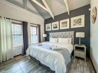 3 on Pine, Luxury Home[WiFi,DSTV,Parking incl] - 6