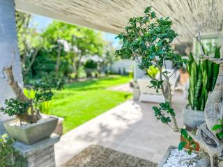 3 on Pine, Luxury Home[WiFi,DSTV,Parking incl] - 0