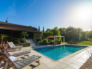 Poolside Haven in Salles - 5