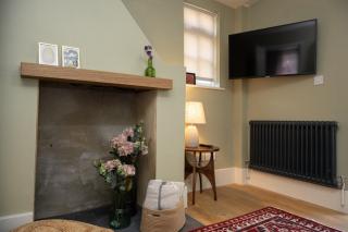 Cosy City-Centre House near Train Station & Business School, with Garden - 4