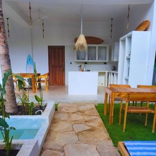 Luxury entire Private Villa Paje Beach Zanzibar TV WIFI AC private garden and cascading waterfall pool steps to the beach and amentites - Paje - 4