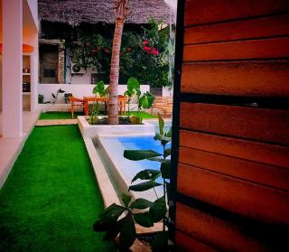 Luxury entire Private Villa Paje Beach Zanzibar TV WIFI AC private garden and cascading waterfall pool steps to the beach and amentites - Paje - 7