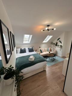 R6 - Newly Renovated Luxury Fully Self-Contained Studio with Private Bathroom and Kitchen - Halesowen - 7