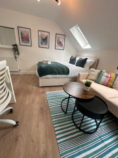 R6 - Newly Renovated Luxury Fully Self-Contained Studio with Private Bathroom and Kitchen - Halesowen - 6