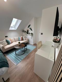 R6 - Newly Renovated Luxury Fully Self-Contained Studio with Private Bathroom and Kitchen - Halesowen - 4