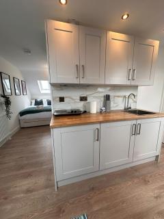 R6 - Newly Renovated Luxury Fully Self-Contained Studio with Private Bathroom and Kitchen - Halesowen - 3