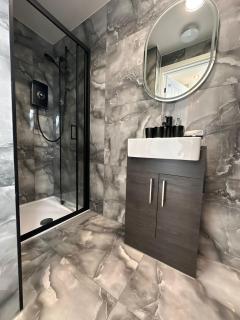 R6 - Newly Renovated Luxury Fully Self-Contained Studio with Private Bathroom and Kitchen - Halesowen - 2