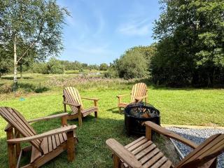 Luxury Waterfront Retreat I Deluxe Lodge I Private Hot Tub & Sauna - 3