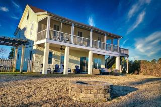 Cozy & Content River Retreat Beach Hot Tub & Games - 3