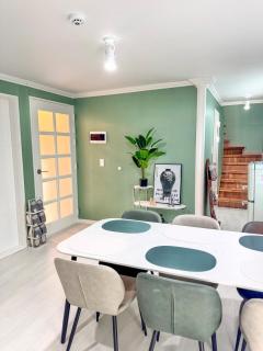 1-2 Floor Private 2 Bathrooms Busan Station KTX 10 minutes on foot, Choryang Station 5 minutes # Maximum 8 people - 6