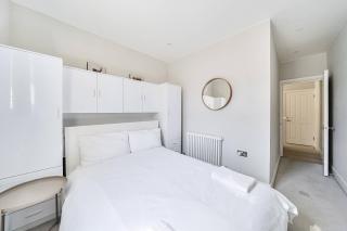 Brilliant 2 Bed Apartment - Spacious, Central & Well-Connected - 6