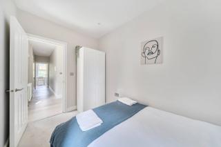 Brilliant 2 Bed Apartment - Spacious, Central & Well-Connected - 4