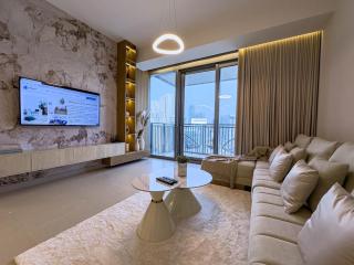 Luxury Redefined 1BR Apartment in Emaar 5242 - 0