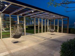 Luxury Redefined 1BR Apartment in Emaar 5242 - 5