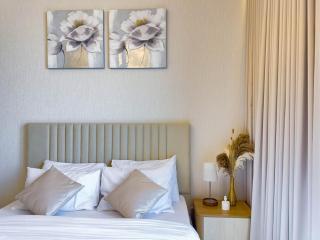 Luxury Redefined 1BR Apartment in Emaar 5242 - 1