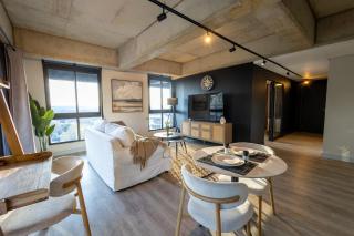 Sunset Views - King Bed - Workspace - Sandton - 5