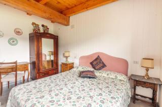 8 beds- surrounded by greenery with parking - 9