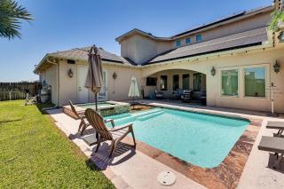 1 Mi to Vackar Stadium Roomy Retreat with Pool - Edinburg - 0