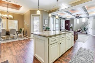 1 Mi to Vackar Stadium Roomy Retreat with Pool - Edinburg - 1