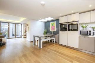 Spacious, Canal-Side, 3bed flat - 0