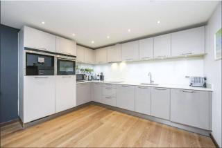 Spacious, Canal-Side, 3bed flat - 8