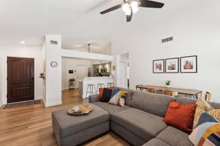 Cozy 3BD Retreat Glendale w RV Parking - Glendale - 1