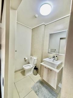 Luxe Waters Edge apt next to Canal Walk - 6