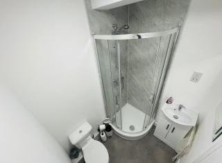 Spacious 2-Bed Apartment - 9