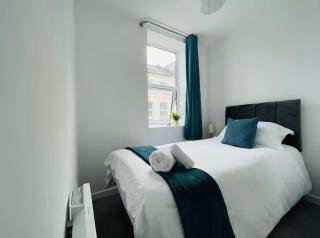 Spacious 2-Bed Apartment - 7