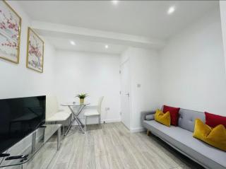 Spacious 2-Bed Apartment - 4