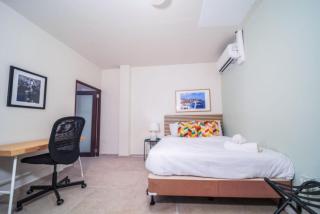 Accessible Suite, Roll In Shower, Modern Design and Prime San Juan Location - 8