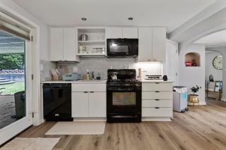 Beaverton Retreat Huge Backyard - 1