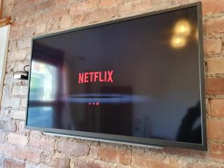 F1 MAISON 108 - Holiday Home - Full Kitchen - Street FREE PARKING, NETFLIX - 68Mbps BT WIFI - DVD's - Welcome Tray - By Corner from Gavin n Stacey Film House - Barry - 2