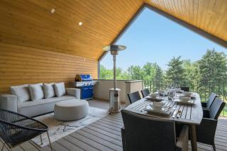 Parkside Retreat Outdoor Living and Movie Loft - 6
