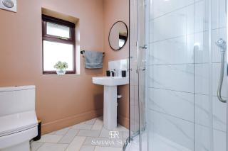 New - Luxury 5BR - Wolverhampton Stay - Parking - Monmore Green - 1