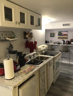 4910 Tupelo Guest House - 1