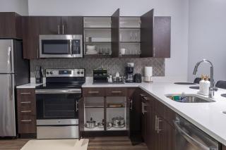 Modern King Suite Downtown Walkable Pool & Gym - 1