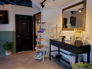 Sub Penthouse 2 BDR King Queen Bed 27' Balc Legislature Grd,UG Parking - Edmonton - 1