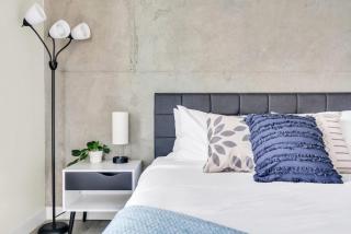 Corner Luxury High-Rise Condo Sleeps 7 - Calgary - 2
