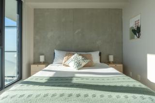 Downtown Sunny Highrise Corner Condo Sleeps 7 - Calgary - 9