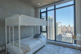 Downtown Sunny Highrise Corner Condo Sleeps 7 - Calgary - 7