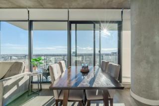 Downtown Sunny Highrise Corner Condo Sleeps 7 - Calgary - 6