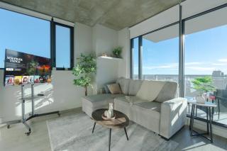 Downtown Sunny Highrise Corner Condo Sleeps 7 - Calgary - 3