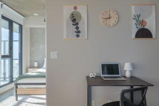 Downtown Sunny Highrise Corner Condo Sleeps 7 - Calgary - 2