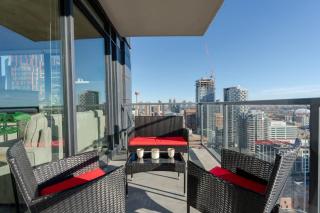 Downtown Sunny Highrise Corner Condo Sleeps 7 - Calgary - 1