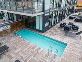 Corner Unit DT Luxury Highrise Condo - Calgary - 8