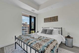 Whispering Pines Retreat DT Getaway & Skyline Views - Calgary - 8